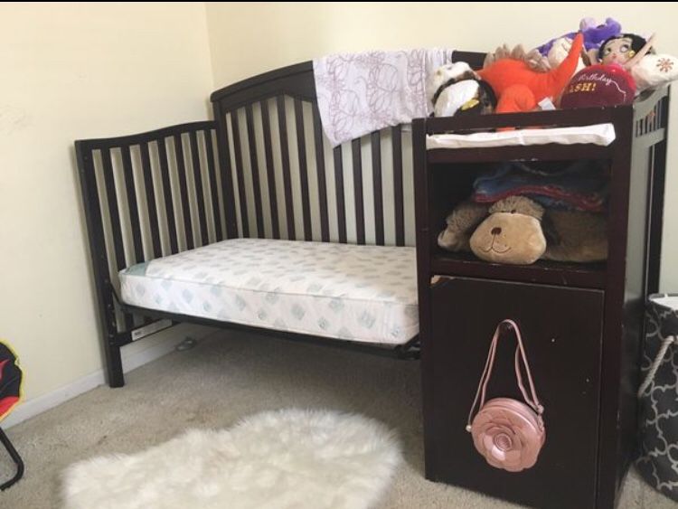 Baby to toddler 2 n 1 Delta Baby Crib with infant mattress. Crib