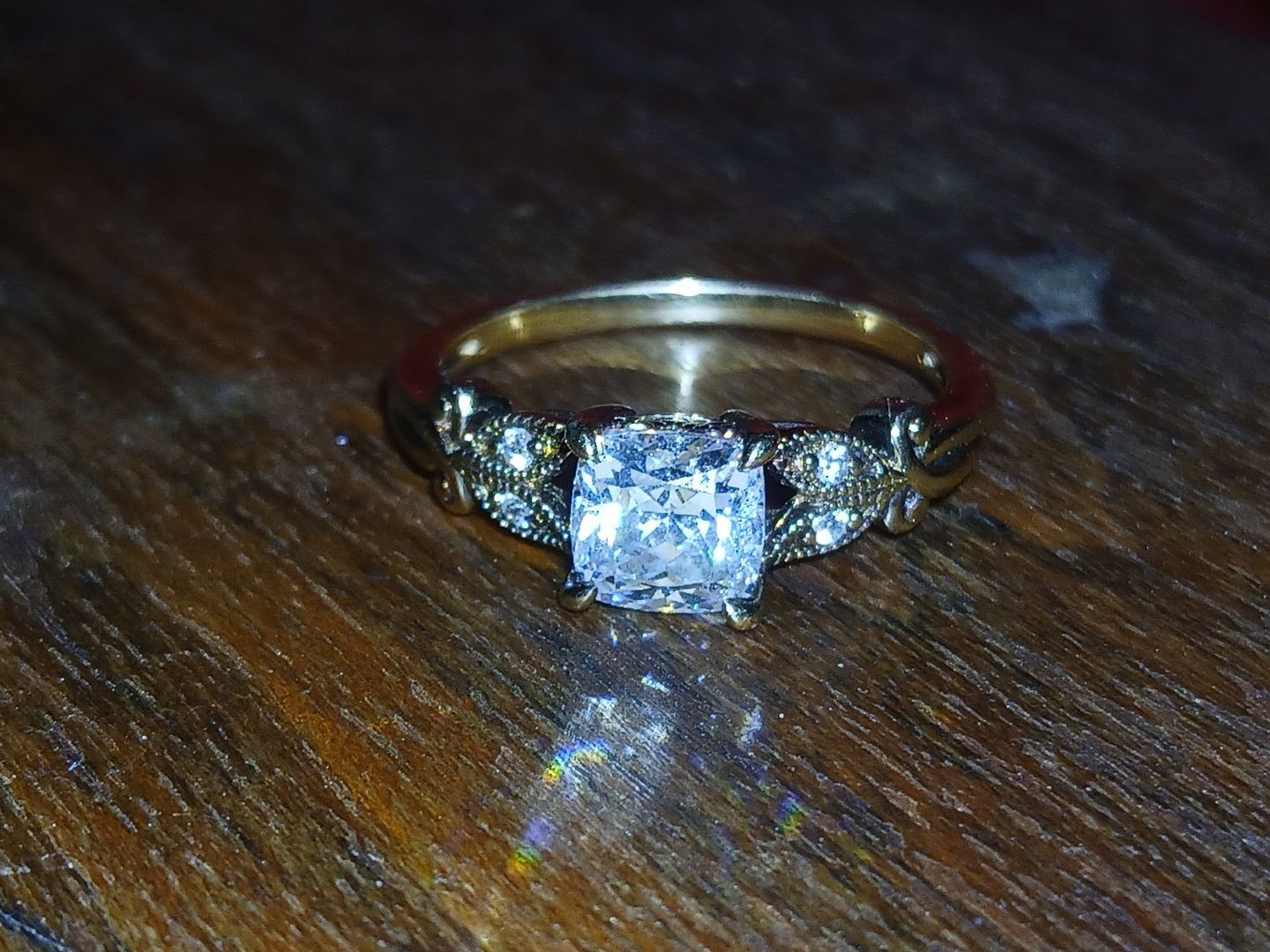Women's engagement ring