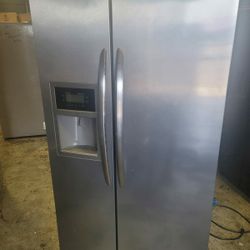 FRIGIDAIRE REFRIGERATOR 