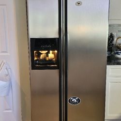  WHIRLPOOL STAINLESS STEEL REFRIGERATOR & MICROWAVE OVEN