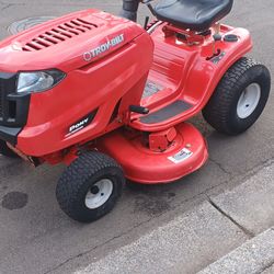 Super nice Troy-Bilt riding lawn mower tractor. With Briggs & Stratton 17 horse engine perfect condition