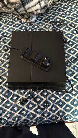 PS4 + charging station