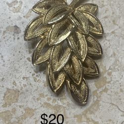 Gold Tone Brooch. $15