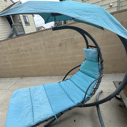 Hanging curved chaise lounge chair