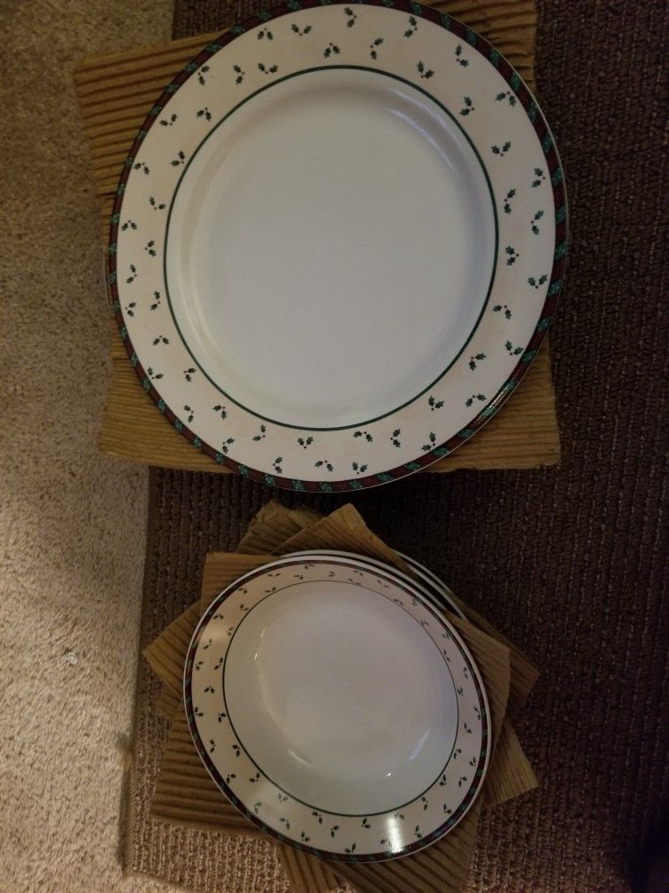 Santa's Spirit Debbie Mumm,4 Plates And 4 Salad/soup Bowls
