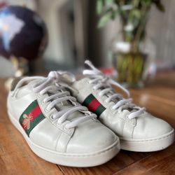 Authentic Gucci Sneakers 👟 with embroidered bee 🐝 