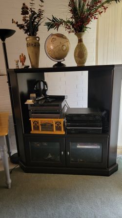 TV Stand Fits TV That Is 44" Wide. And 30.5" Tall