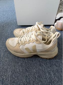 Veja Chunky Sneakers – Cream/Beige Size 6