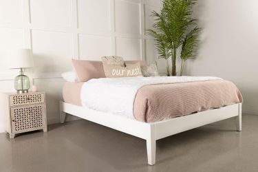 Platform bed Queen size White finish, New Especial price