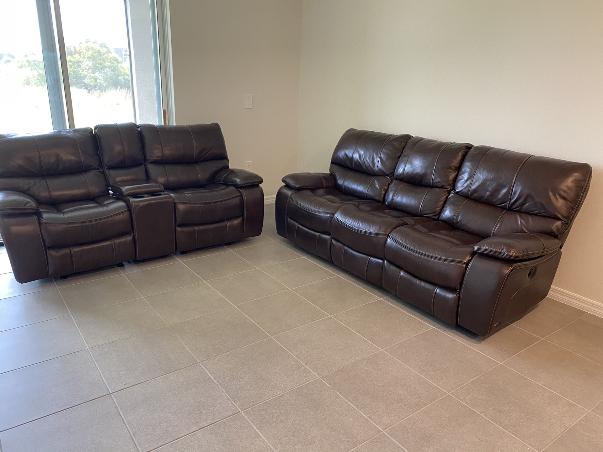 Cindy Crawford power recliner leather sofa and loveseat, Mint condition, no pets or smokers at home Cindy Crawford sofá de piel power reclinable y