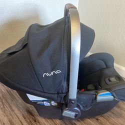 Uppababy Pipa Car Seat (Caviar)— Great Condition 