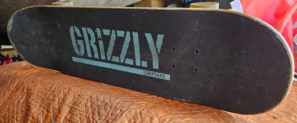 skateboard, maple wood deck equipped with signature Grizzly Griptape,Pre-Owned 
Kryptonics wheels 
Great condition 
Pls see all pictures for details