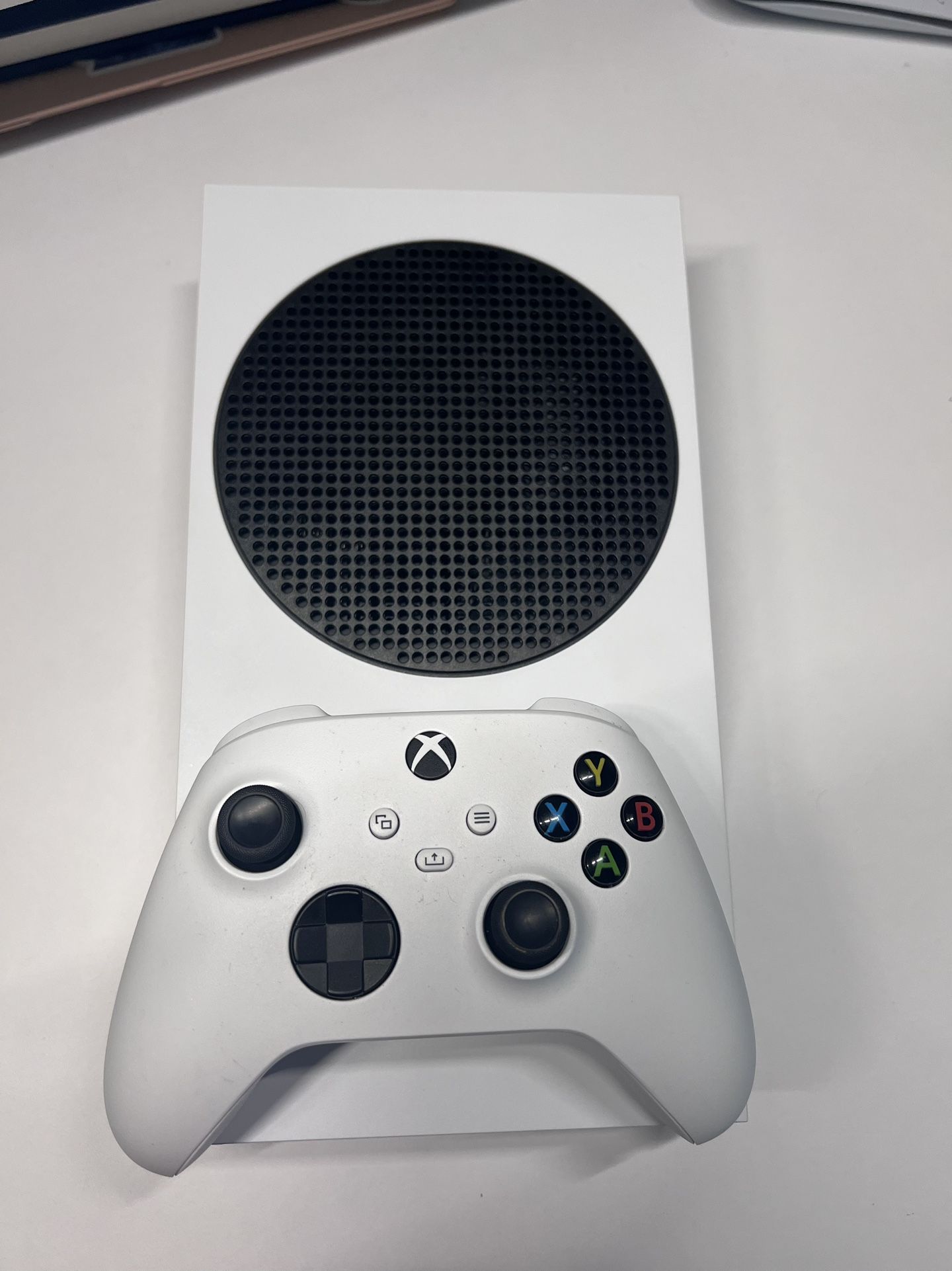 Xbox Series S 512 GB (Digital) with controller