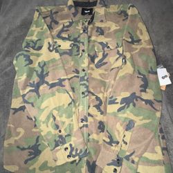 brand new vans camo button down fleece. classic fit. mens size XL ONLY. retails for $69.50+tax im asking for $40. firm on price. thanks for looking.