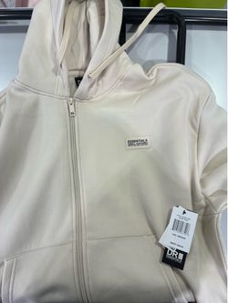 M beige essential sweatshirt