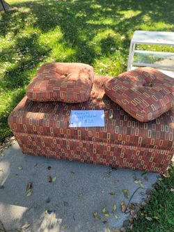 3 PIECE SET BENCH STOOL OPENS TO STORE YOUR BELONGINGS INSIDE HAS 2 PILLOWS  GOOD CONDITION