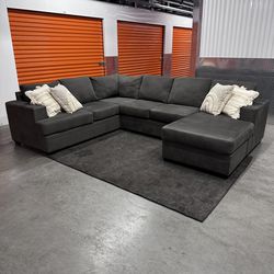 Gorgeous Sectional Couch (Free Delivery 🚚)