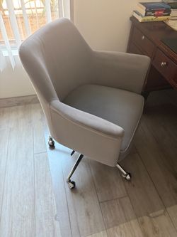 Gray Office Chair w/ plastic mat