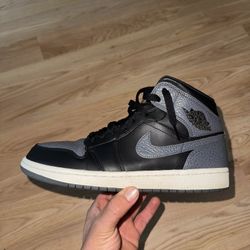 Jordan Retro 1 Mid Black Dark Grey