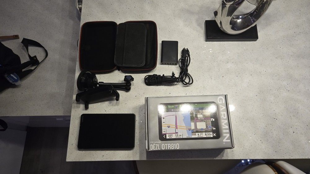 Garmin dezl OTR810 8" GPS Navigation System + Extras
