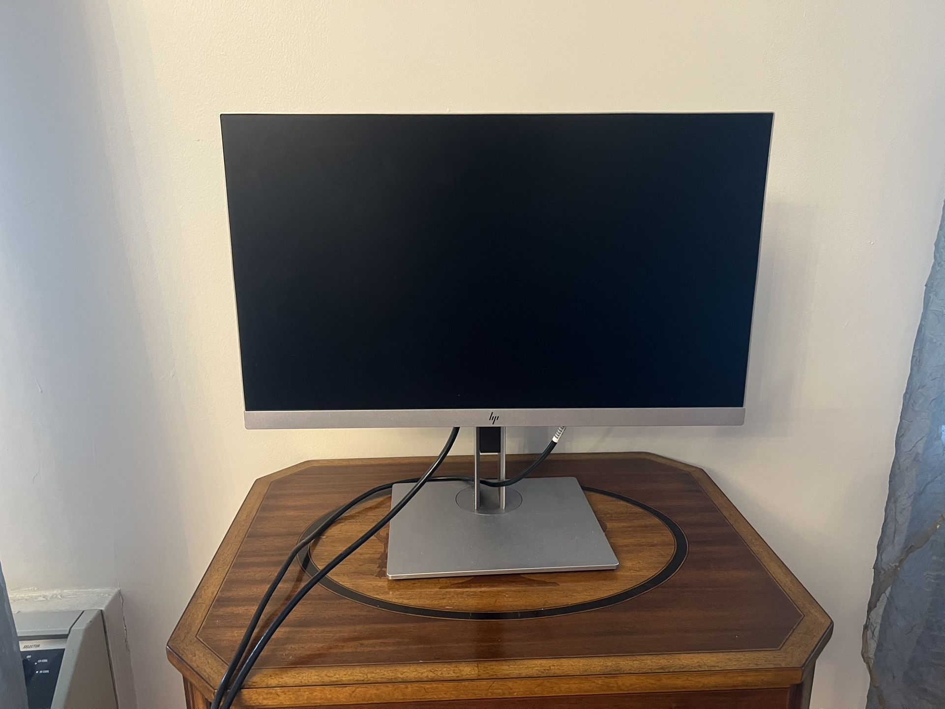 HP EliteDisplay E223 Monitor - Like New