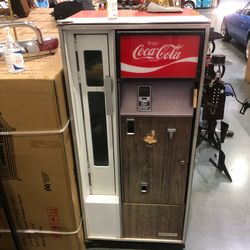Vintage 60s coke machine👍 I used for decoration purpose😊 inside is completely guts out and clean👍