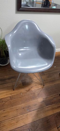 4 plastic chairs