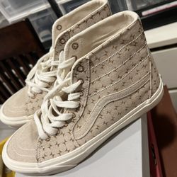 New VANS Shoes (size Men:9 ; Women:10.5)