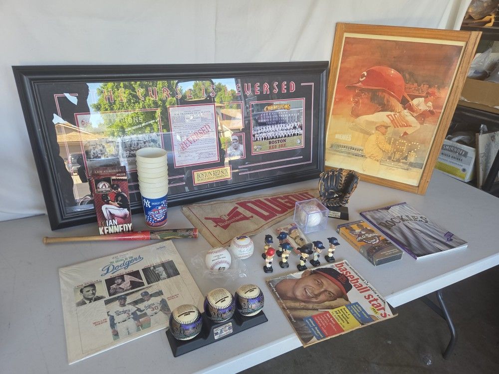 Baseball collection memorabilia
Includes
Ozzie Smith signed ball baseballs mini bobble heads and more
$200