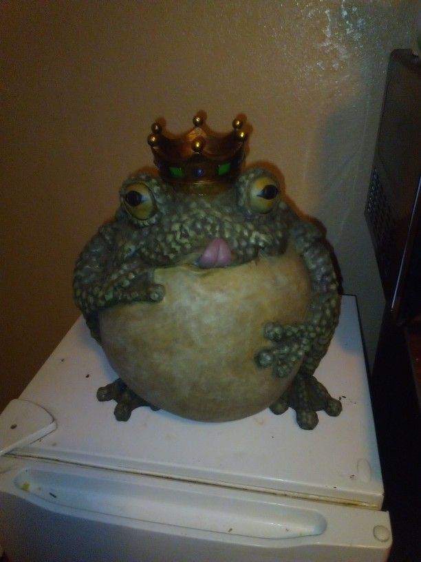 Puffy King Frog Statue