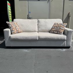 Signature Design by Ashley Aviemore 3-Seater Sofa Couch Very Clean and Excellent Condition