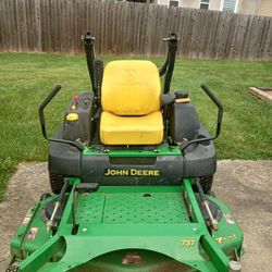 John Deere, Green and Yellow 737 Zero turn 