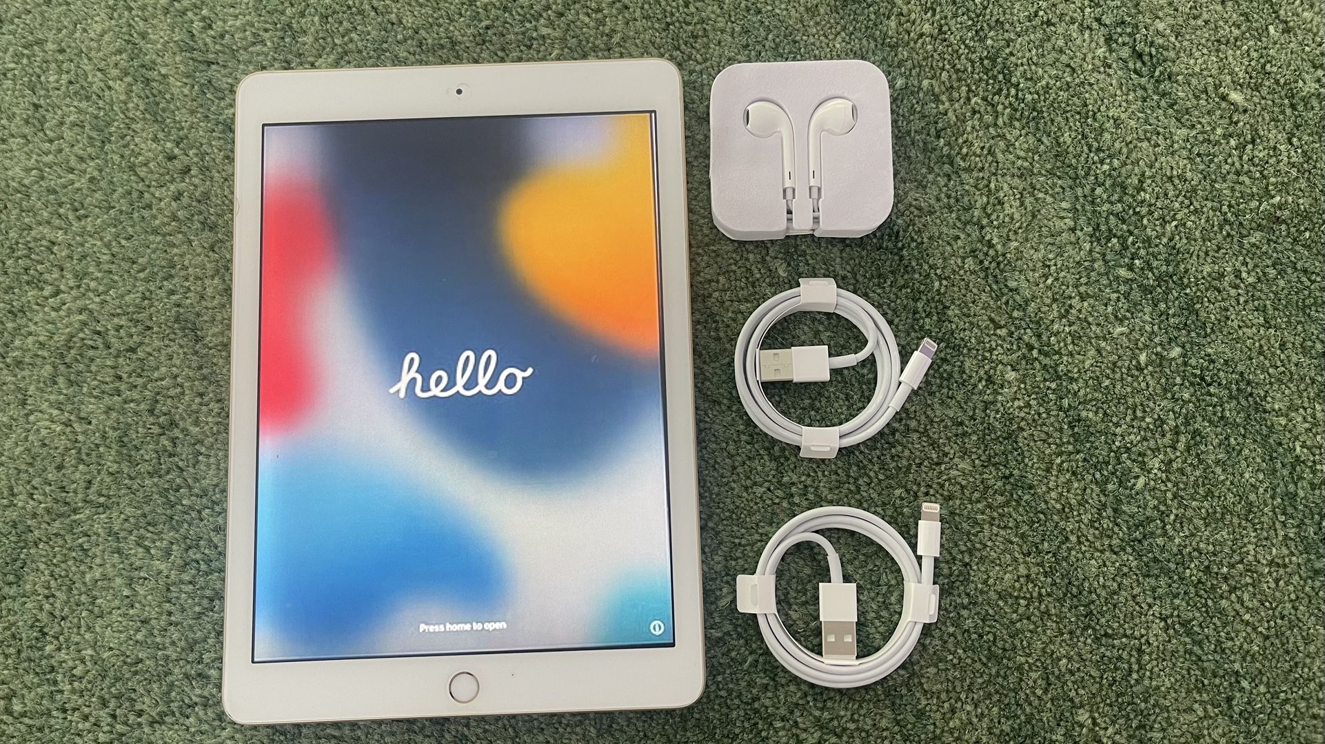 Apple iPad Air 2 9.7" 128GB Gold (Wi-Fi) + Apple EarPods with 3.5mm jack + 2 Apple Lightning to USB cables, excellent condition