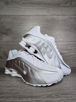 Nike Shox R4 Shoes White Metallic Silver HQ1988-101 Mens Size 8.5 / Womens 10