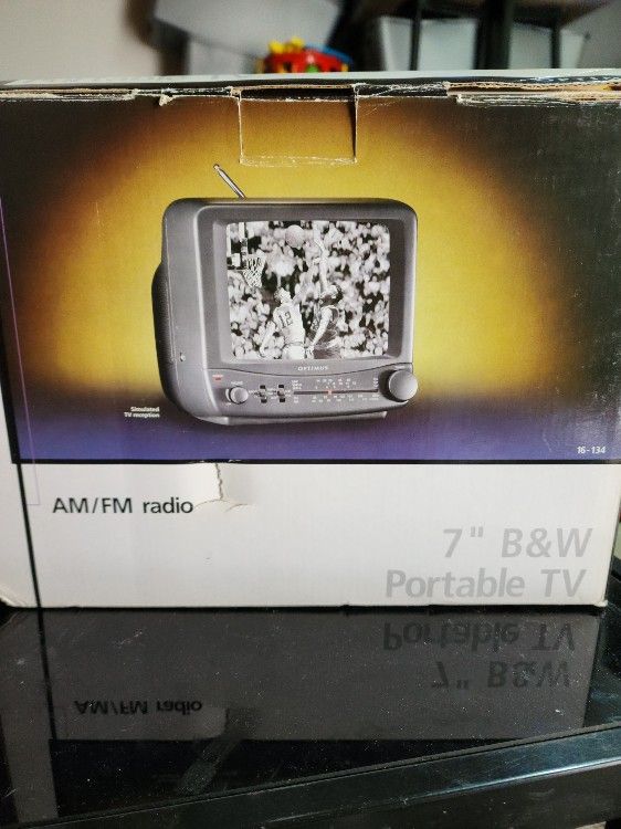 OPTIMUS 7 Inch B&W PORTABLE TV