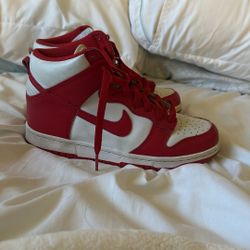 Red Jordan’s Women’s 7.5