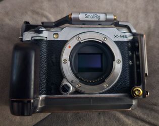 Fujifilm X-M5 (Silver) + SmallRig Retro Cage + XF 16-80mm f/4 Lens Bundle