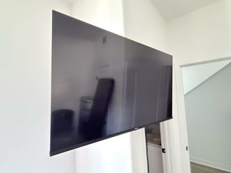 42” Smart TV w/Mount