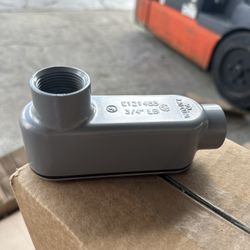 CONDUIT BODY WITH COVER