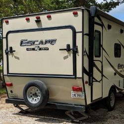 2018
E-Z Escape E160RBT 
Cear Title  Sleeps 6
single axle In