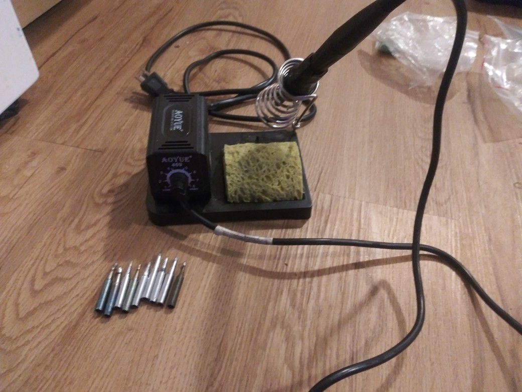 Soldering iron W/ Various Replacement Tips