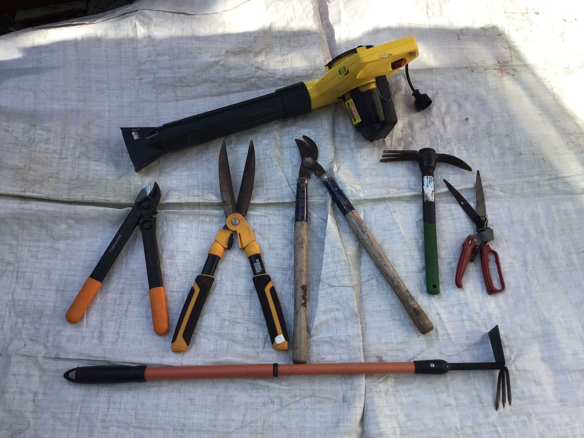 Snippers, Clippers, Claws & Leaf Blower - Yard & Garden Equipment