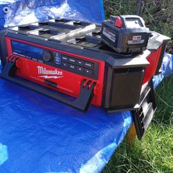 Milwaukee M 18 Packout Radio - Battery Included