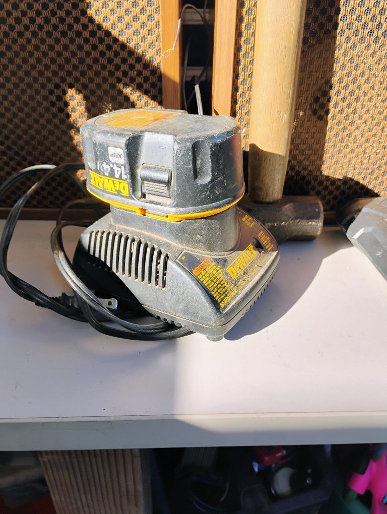 Cargador Y Batería DeWalt 14.4v