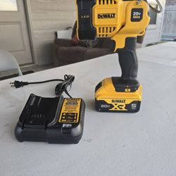 $140 FIRM, NO LESS DeWalt DCL043 20V MAX Cordless LED Jobsite Spotlight w/ 5ah XR battery & Charger