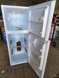 NEW Never Used Vissani
10.1 cu. ft. Top Freezer Refrigerator in White Garage Ready