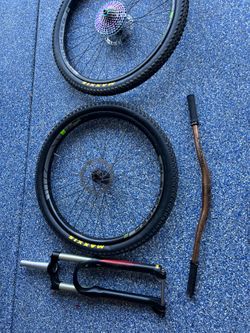 27.5 wheels  tires maxxis .  Race face handlebars