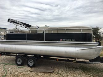 2012 Lowe pontoon boat