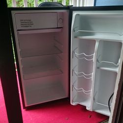 Galanz 3.3 cu.ft single door mini Refrigerator 