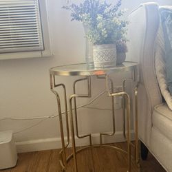 Mesa $15  y Sillón $25